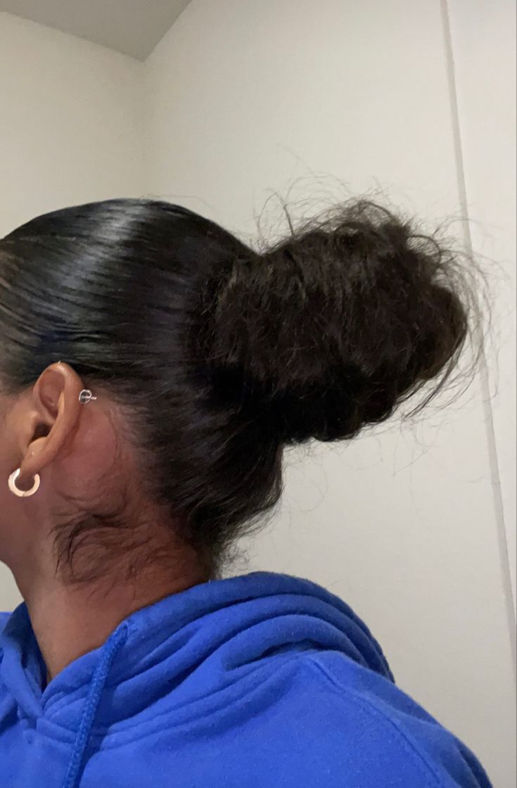 Black Messy Bun Hairstyles, Messy Natural Hair, Midi Bun, Natural Hair Buns, Messy Bun Black Women, Straight Hair Bun, Natural Hair Bun, Natural Hair Bun Styles, Edges Hair