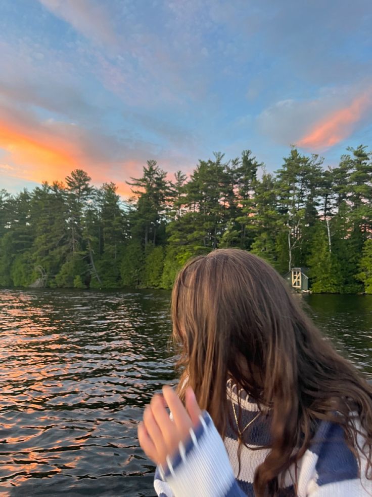 A Day In Life Photography, Doc Picture Ideas, Lake Aesthetic Pictures, Maine Pictures Ideas, Brown Haired Girl Aesthetic, Brown Hair Outfits, Sunsets Picture, Cozy Summer Aesthetic, Lake Day Pictures