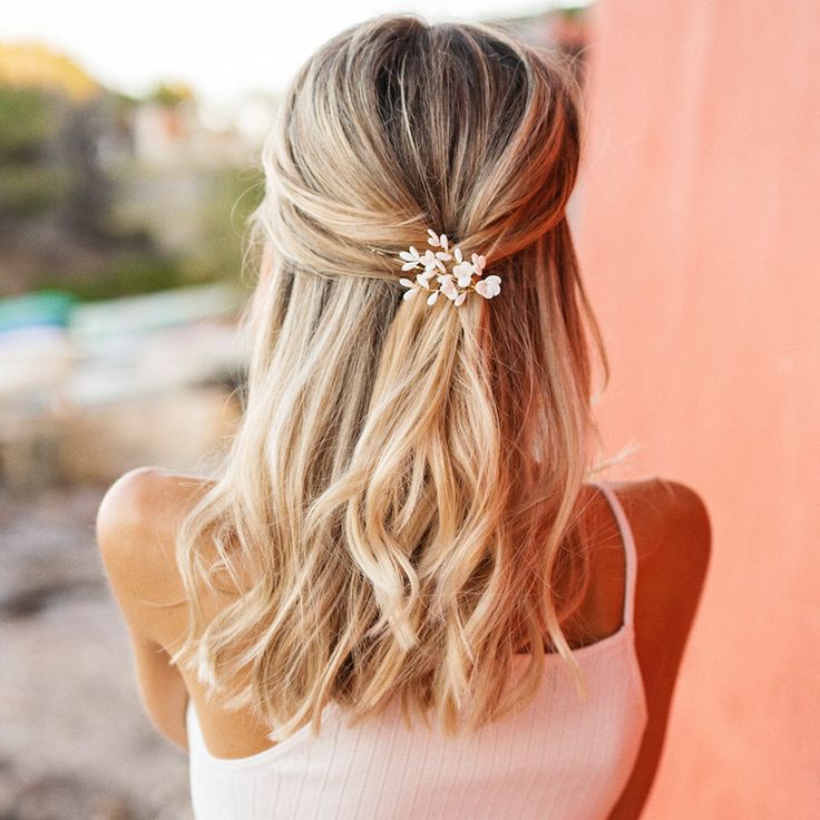 Barrette témoin Mariage en porcelaine froide entièrement façonnée à la main dans notre atelier. Bridesmaid Hair Inspo, Bridal Hair Down, Simple Prom Hair, Guest Hair, Wedding Hairstyles Bride, Different Hair Types, Honey Hair, Wedding Hair Down, What Is The Difference Between