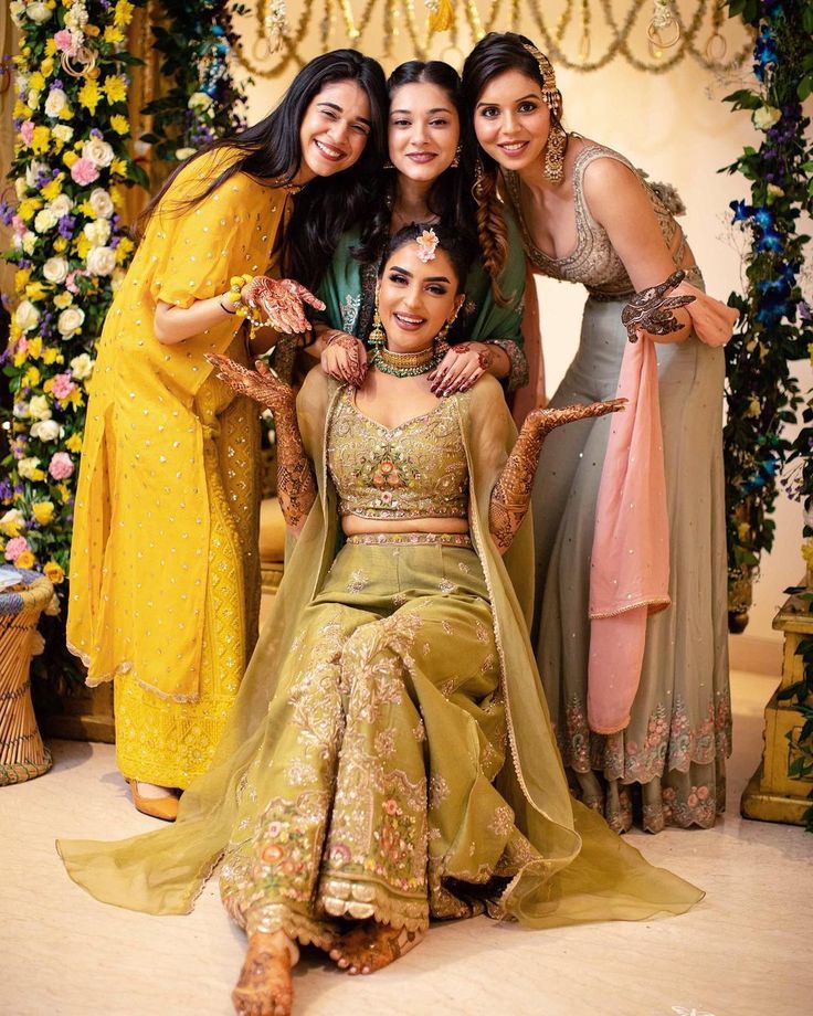 Indian Mehendi Outfits Sisters, Bridesmaid Photoshoot Indian, Mehendi Poses, Mehendi Photoshoot, Haldi Photography, Mehendi Look, Marriage Poses, Mehendi Photography, Bridesmaid Poses