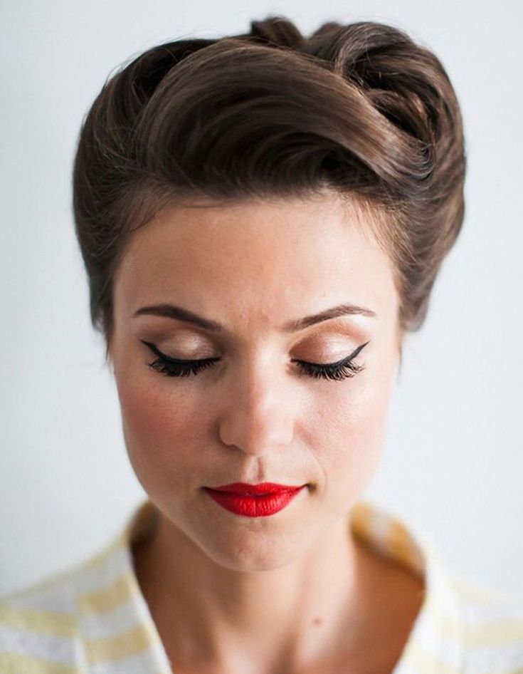 Le plaqué rétro - 20 coiffures à faire entre deux shampoings - Elle Vintage Short Hair, Retro Wedding Hair, 50s Hairstyles, Wedding Bun Hairstyles, 1940s Hairstyles, Wedding Hair Up, Rockabilly Hair, Vintage Wedding Hair, Pin Up Hair