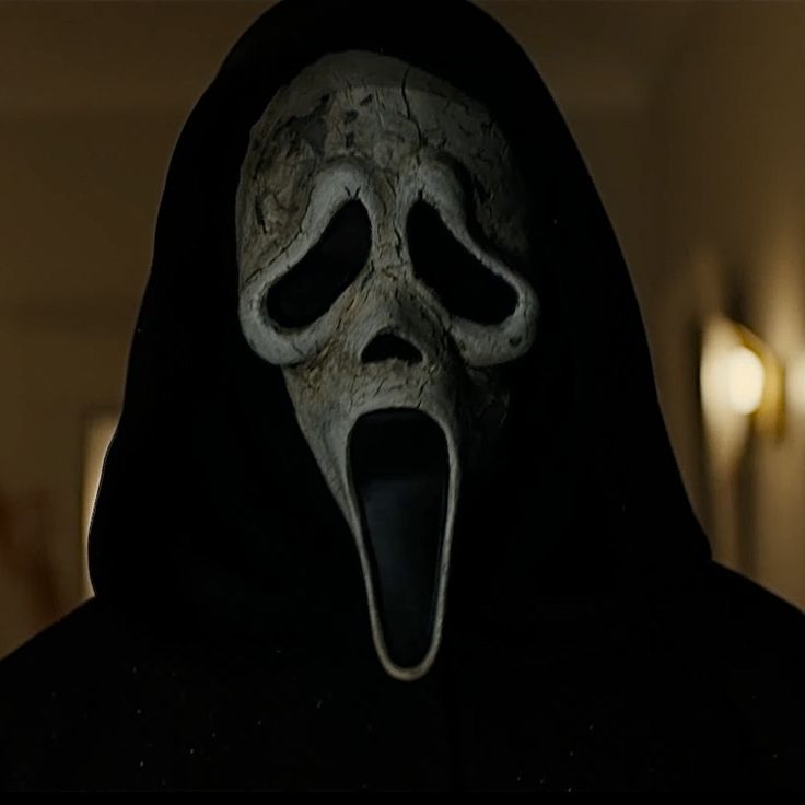 Ghostface in Scream 6 Scream Pfp Ghostface, Ghostface Scary Movie Pfp, Ghostface Scream Vi, Scream Mask Aesthetic, Ghost Face Scream 1996, Scream 2, Scream Mask, Ghostface Scream, Dark Landscape