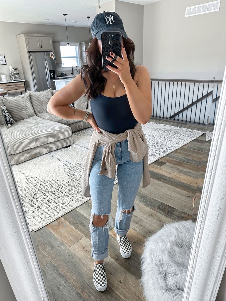 Corset Outfit With Sneakers, Corset And Sneakers Outfit, White Corset Top Outfit, Corset Top With Jeans, Softball Mom Outfit, White Top And Jeans Outfit, Corset And Jeans Outfit, Top And Jeans Outfit, Sports Mom Outfit