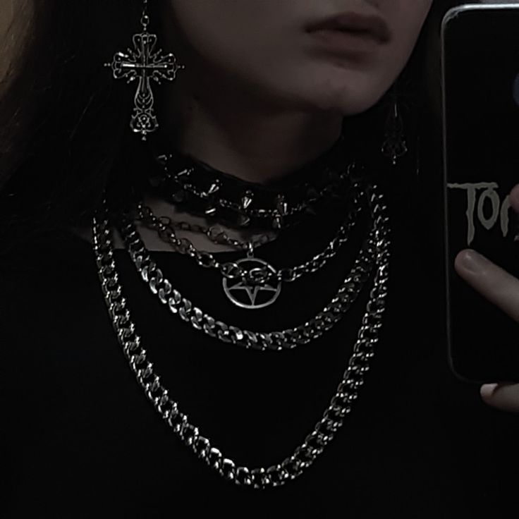 Chain satan photo dark aesthetic goth gothic цепи ш�ипы готика гот панк punk e-girl пентаграма эстетика темнота Goth Chains Aesthetic, Black Chain Aesthetic, Punk Jewelry Aesthetic, Chain Aesthetic Dark, Gothic Jewelry Aesthetic, Chains Aesthetic Dark, Grunge Jewelry Aesthetic, Emo Choker, Goth Punk Aesthetic