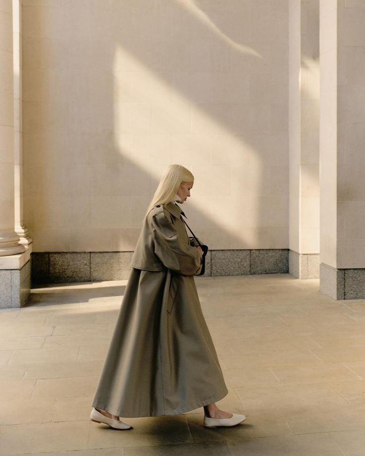 Introducing the Ladéga Signature Flared Trench in Stone The key to effortless transitional dressing. Made from a water-repellent wool blend. It is designed with an oversized fit and flared silhouette, creating gorgeous movement, and fastened with a concealed buttons for an ultra-clean look. #LADEGA . . . #minimalfashion #fallfashion#autumnfashion #sustainablefashion #emergingdesigner #seasonalfashion #londonyoungdesigner #coats #coatsandjackets #minimalism #refinedfashion #elegantstyle #jil... Winter Coat Outfits Casual, Winter Coat Outfit, Winter Coat Fashion, Coat Outfit Ideas, Coat Outfit Casual, Womens Fall Coats, Winter Coat Outfits, Transitional Dressing, Refined Fashion