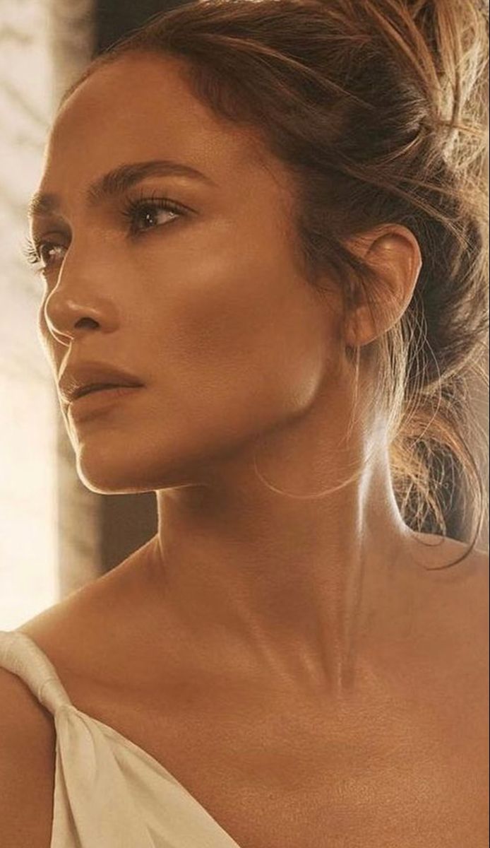 Jennifer Lopez, gold makeup look Jennifer Looez, Jennifer Lopez Makeup, Mary Phillips, Gold Makeup Looks, Bronze Makeup, Diamond Face Shape, Diamond Face, Gold Makeup, Face Forward