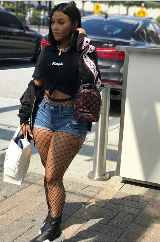 Stockings Outfit Plus Size, Shorts With Fishnets Outfits, Shorts Outfits Aesthetic, Fishnets Outfit, Fishnet Stockings Outfit, Fish Net Tights Outfit, Fishnet Outfit, Stockings Outfit, Shorts Outfits