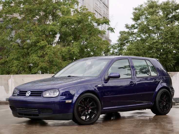 a blue car is parked in the parking lot