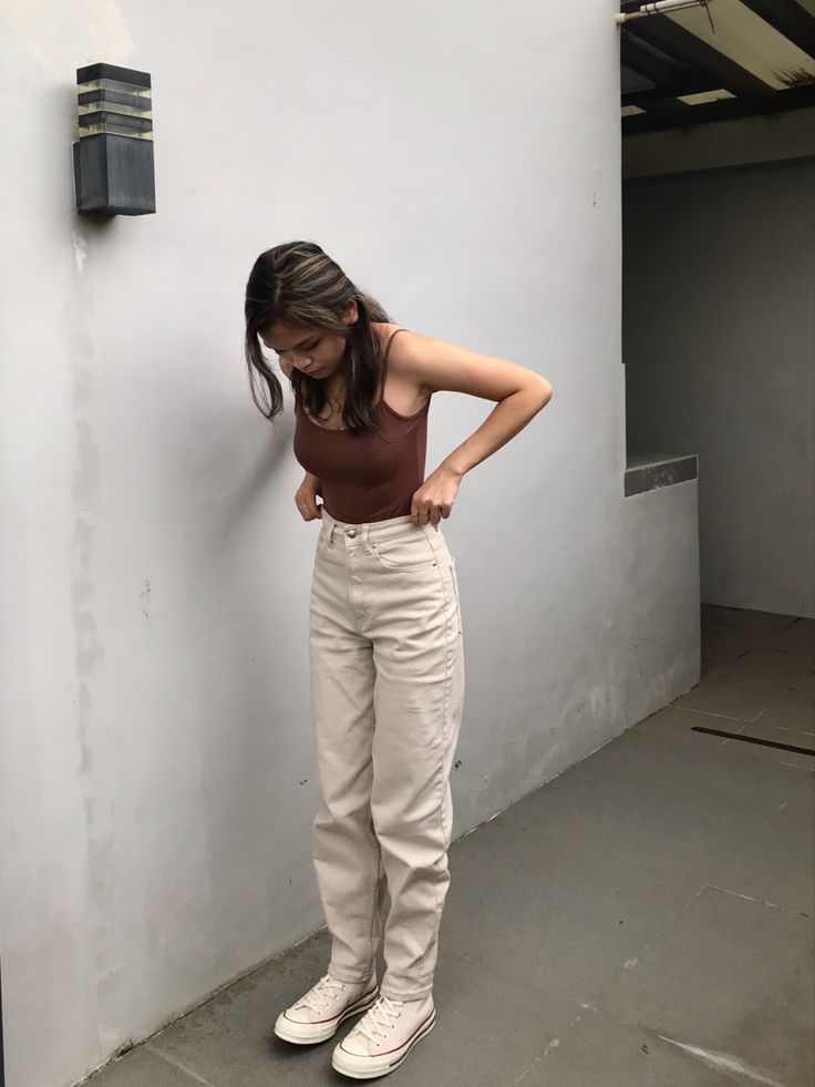 How To Style Beige Sneakers, Cream Pants Outfit Aesthetic, Outfits With Beige Jeans, Cream Converse Outfit, Beige Converse Outfit, High Cut Converse Outfit, Neutral Aesthetic Fashion, Long Sleeve Outfit Ideas, Sleeve Outfit Ideas