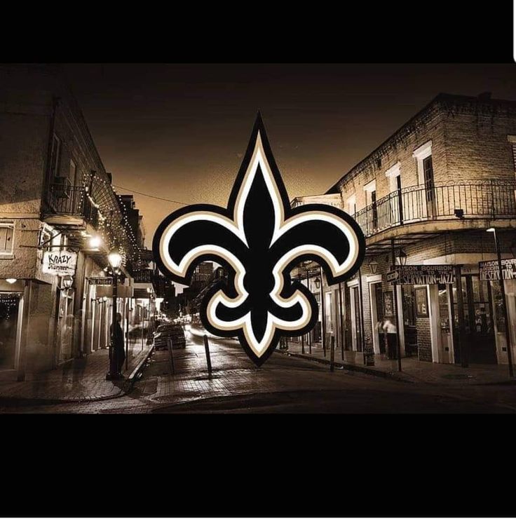 the new orleans saints logo is shown in this black and white photo taken at night