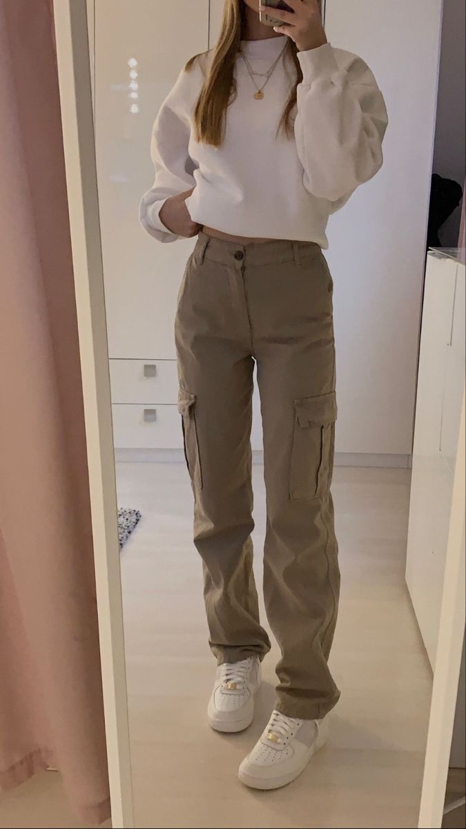 Crop Joggers Outfit, Elegant Cargo Pants, Beige Outfit Ideas Casual, Beige Cargo Winter Outfit, Khaki Pants Winter Outfit, Taupe Cargo Pants Outfit, Cargo Khaki Pants Outfits, Kakhi Pants Outfit Women, Outfits With Beige Cargo Pants