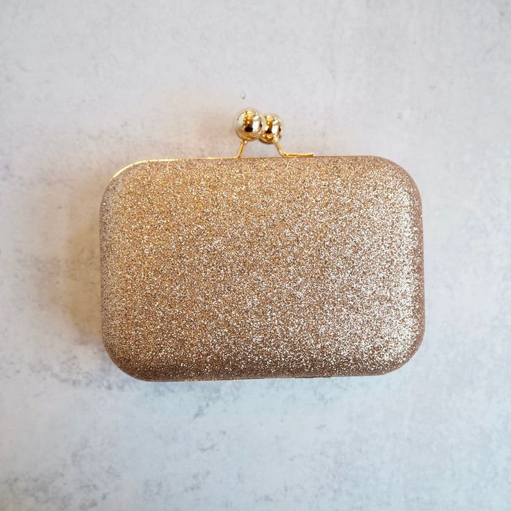 All that glitters...chic and sophisticated metallic clutch bags with gold chain strap comes in silver and gold. Free shipping and a free gift are included. Metallic Clutch Bag, Nude Clutch, Formal Clutch, Hand Clutch, Glitter Clutch, Metallic Clutch, Prom 2024, Mini Gold, Designer Clutch