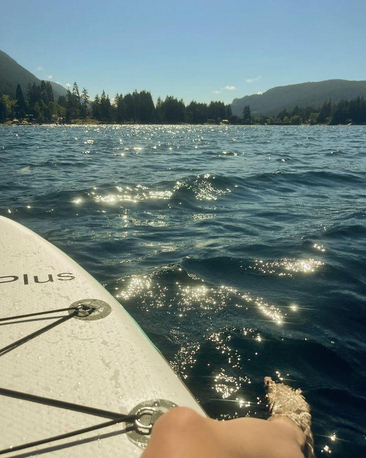 Beautiful lake day Vision Board Paddle Boarding, Summer Aesthetic Paddleboard, Waterskiing Pictures Aesthetic, Aesthetic Paddle Board, Paddle Boarding Pictures Aesthetic, Boating Aesthetic Lake, Lake Camping Aesthetic, Lake Aesthetic Pictures, Lake Paddle Boarding