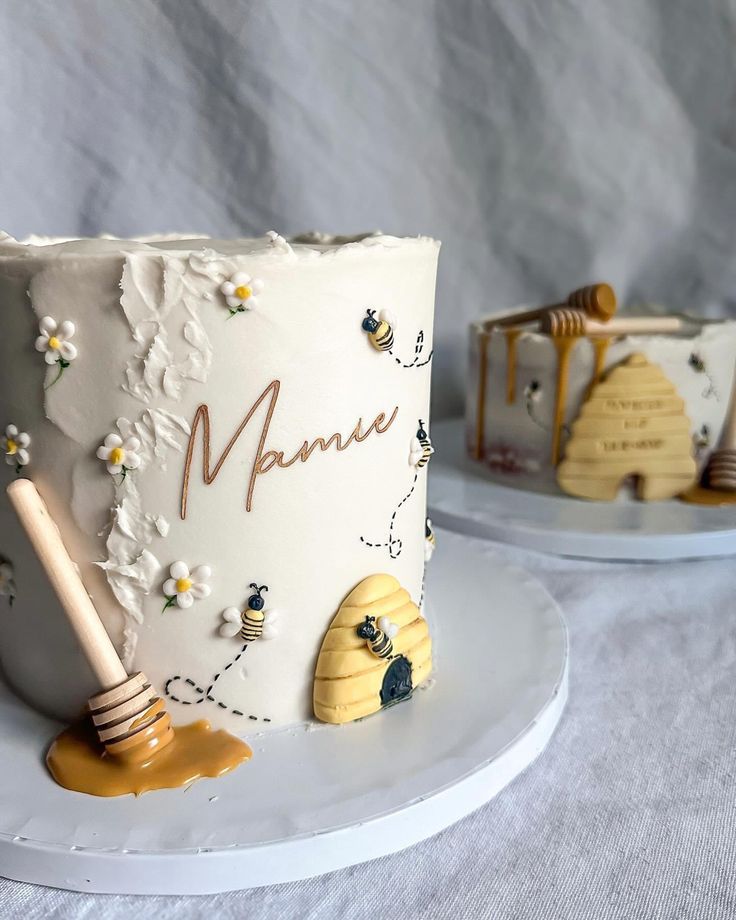 two cakes decorated to look like bees and honeycombs with the name mama written on them