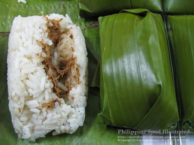 there is rice on top of some green leaves