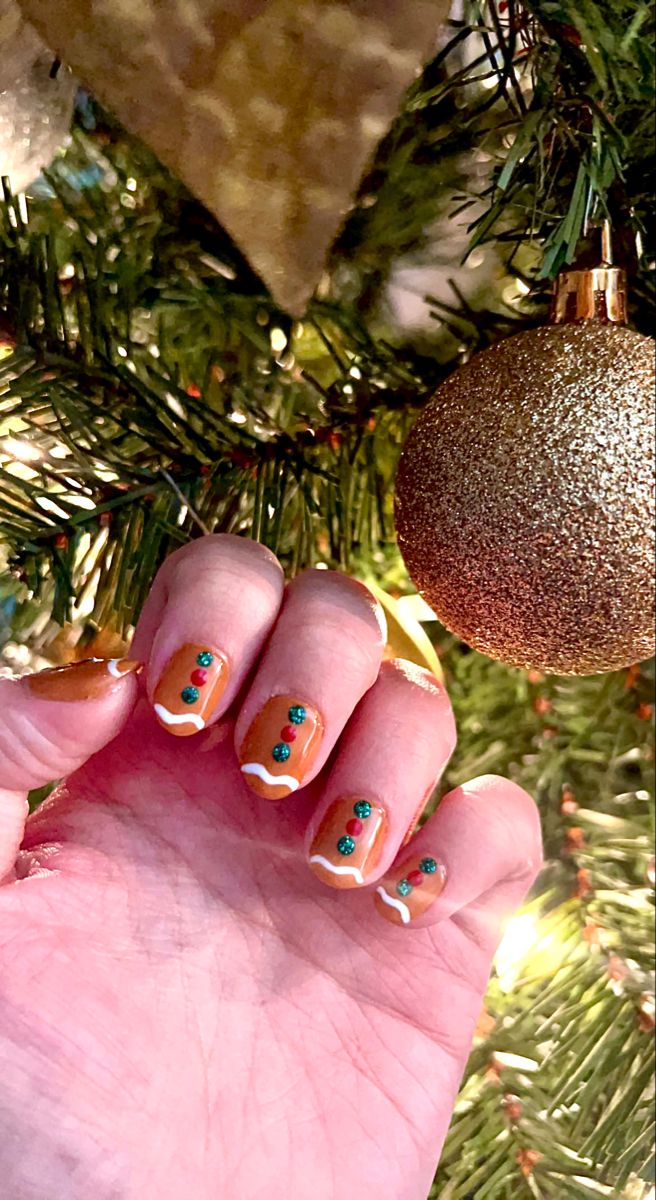 Simple Christmas Nails Winter New Years, Christmas Nail Designs Easy Short Nails, Easy Gingerbread Nails, Easy Christmas Nails For Short Nails, Christmas Nails To Do At Home Easy, Simple Gingerbread Nails, Christmas Nail Ideas For Kids, Christmas Nails Diy Easy, Simple Christmas Nails For Kids