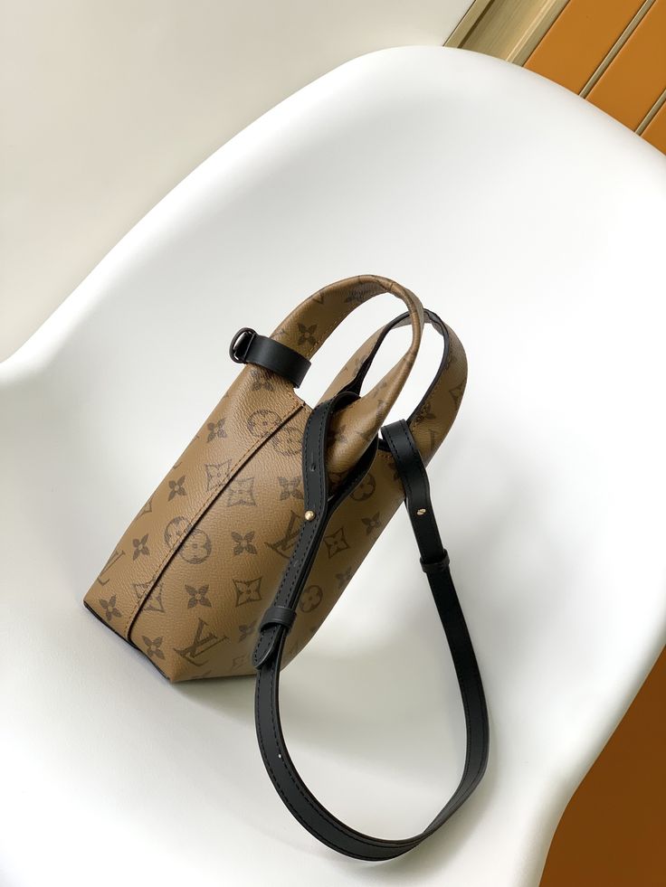 Mini handbag bucket bag LV Prefall 2023 Korea Seoul Frefall 23 big show Monogram Reverse canvas. Dimensions: 17x17x7cm Designer Coated Canvas Bucket Bag With Handles, Large Capacity Top Handle Shoulder Bag In Monogram Canvas, High-end Bucket Bag Tote With Large Capacity, High-end Bucket Bag For Errands, High-end Large Capacity Bucket Bag In Tote Style, High-end Bucket Bag With Handles For Daily Use, High-end Bucket Bag For Daily Use, High-end Large Capacity Bucket Bag, Rectangular Monogram Canvas Bucket Bag With Removable Pouch