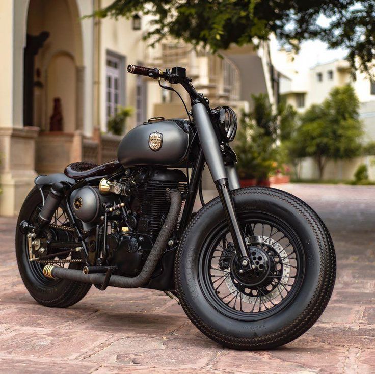 a black motorcycle parked in front of a building