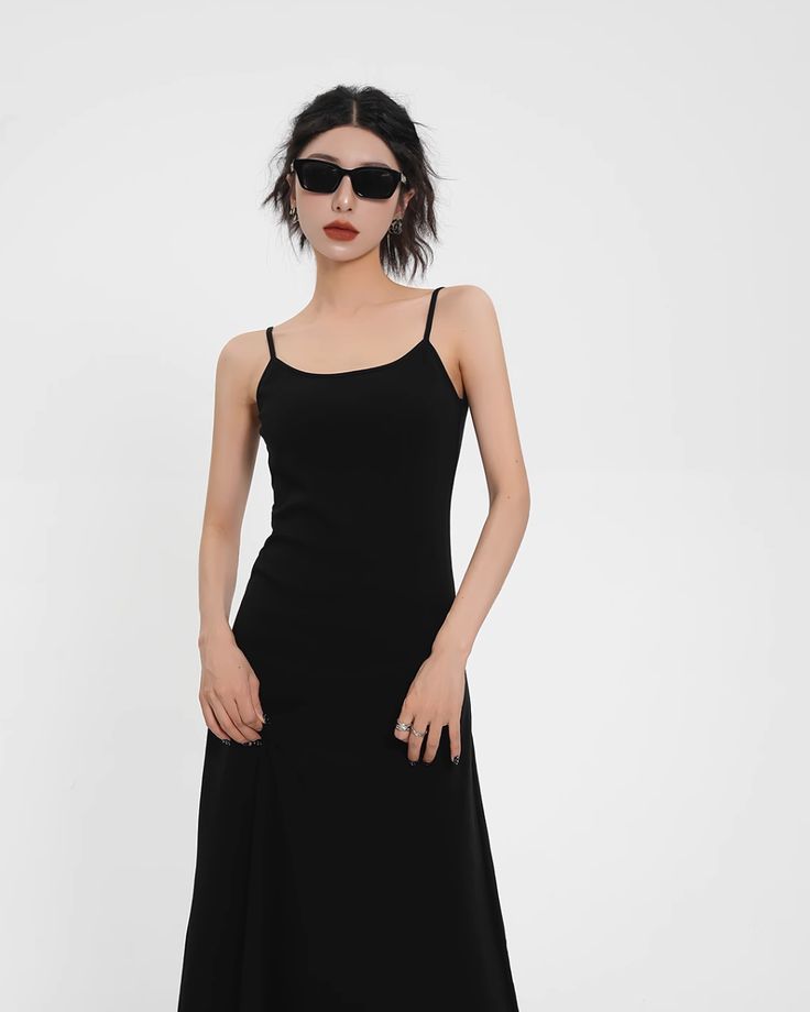 A cami dress with delicate shoulder straps that adds a feminine touch.

Comfortable to wear, made from materials that are smooth to the touch.

It can be used seasonally by pairing it with a cardigan, so it has great styling power.

◾️Model
Height/Weight：160cm(62.9in)/42kg(92.5lb)
Fitting Size：S

◾️Material
cotton 94%
spandex 6%






Cm
(inches)

Length
Chest


S
118(46.4)
68(26.7)


M
119(46.8)
72(28.3)


L
120(47.2)
76(29.9) Cami Dress, Height And Weight, Shoulder Straps, Black Color, How To Wear, Shoulder Strap