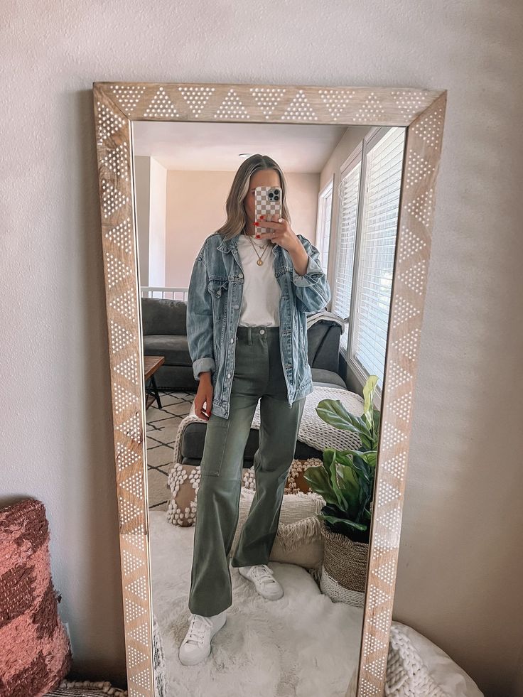 Womens Carpenter Pants Outfit, Teacher Cargo Pants Outfit, Carpenter Pants Women Outfit, Carpenter Pants Outfit Women, Green Carpenter Pants Outfit, Carpenter Jeans Outfit, Cute Cargo Pants Outfits, Womens Carhartt Pants, Carhartt Pants Outfit