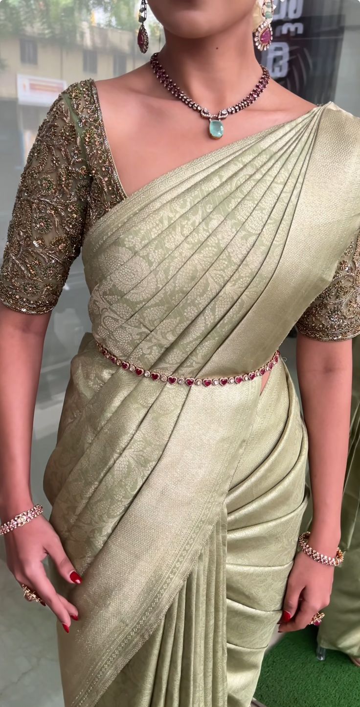 Reception Saree For Bride South Indian, Simple Saree For Engagement, South Indian Bride Half Saree, Silk Saree Look For Wedding Party, Reception Silk Saree For Bride, Simple Traditional Saree Look, Engagement Saree Engagement Saree Indian, South Indian Bridesmaids Saree, Trendy Half Saree Designs