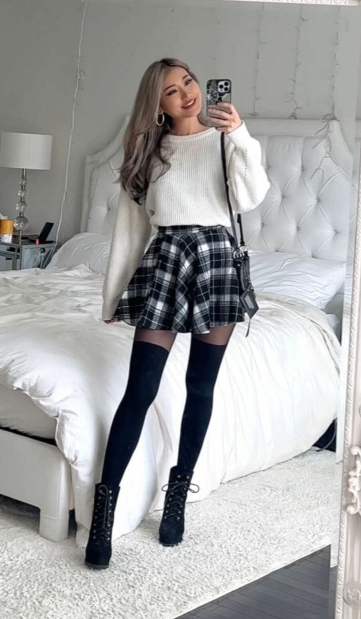 Thigh High Socks Outfit, Knee High Socks Outfit, High Socks Outfits, Socks Outfit, Rok Mini, Stockings Outfit, Winter Skirt Outfit, Sock Outfits, Neue Outfits