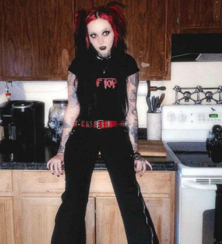 Sick New World Outfit, Mall Goth Hairstyles, Numetal Aesthetic, Mall Outfit Ideas, 2000s Punk Fashion, Mallgoth Outfits, Alternative Fits, Mall Goth Fashion, Y2k Alternative Fashion