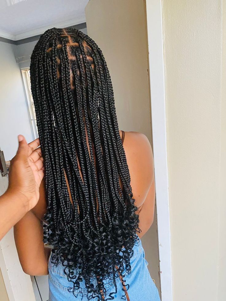 Braids Single Knotless Braids With Curls, Box Braids Curled At The End, Medium Box Braids With Curls At The End, Box Braids With Curls At End, Medium Braids Curly Ends, Knottles Goddess Braids, Knotless Braids Hairstyles With Curls At The End, Spiraled Ends Braids, Knowles’s Braids With Curls Hairstyles