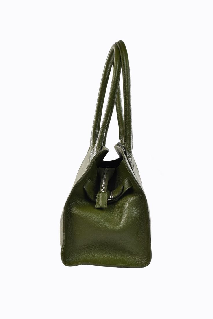 Borsa Genevieve in vera pelle Dollaro Made in Italy con tracolla e accessori color argento. La parte interna è composta da un grande scomparto principale con una tasca laterale portadocumenti/cellulare nella parte anteriore, mentre nella parte posteriore è presente un'ulteriore tasca laterale con chiusura a zip. -Materiale esterno: Vera pelle di vitello martellata (Dollaro) -Materiale hardware: Acciaio color argento -Materiale interno: Microfibra antistrappo -Materiale etichetta Voemièn interna: Office Shoulder Bag With Textured Leather And Double Handle, Textured Leather Double Handle Shoulder Bag For Office, Leather Box Bag With Zipper For Office, Leather Box Bag With Zipper Closure For Office, Rectangular Shoulder Bag In Saffiano Leather, Everyday Saffiano Leather Bag With Leather Lining, Saffiano Leather Bags With Leather Lining For Daily Use, Office Leather Shoulder Bag With Textured Leather, Office Leather Shoulder Bag With Textured Finish