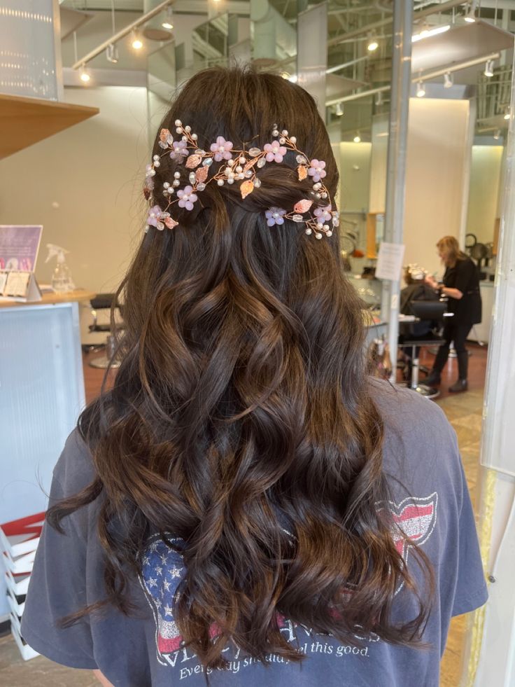 Formal Hairstyles Flowers, Tangled Inspired Prom Hair, Quince Flower Crown, Quiencenara Hairstyles, Hair Down With Flowers, Prom Hair With Flowers, Hair Styles With Flowers, Debut Hairstyles, Rapunzel Hairstyle