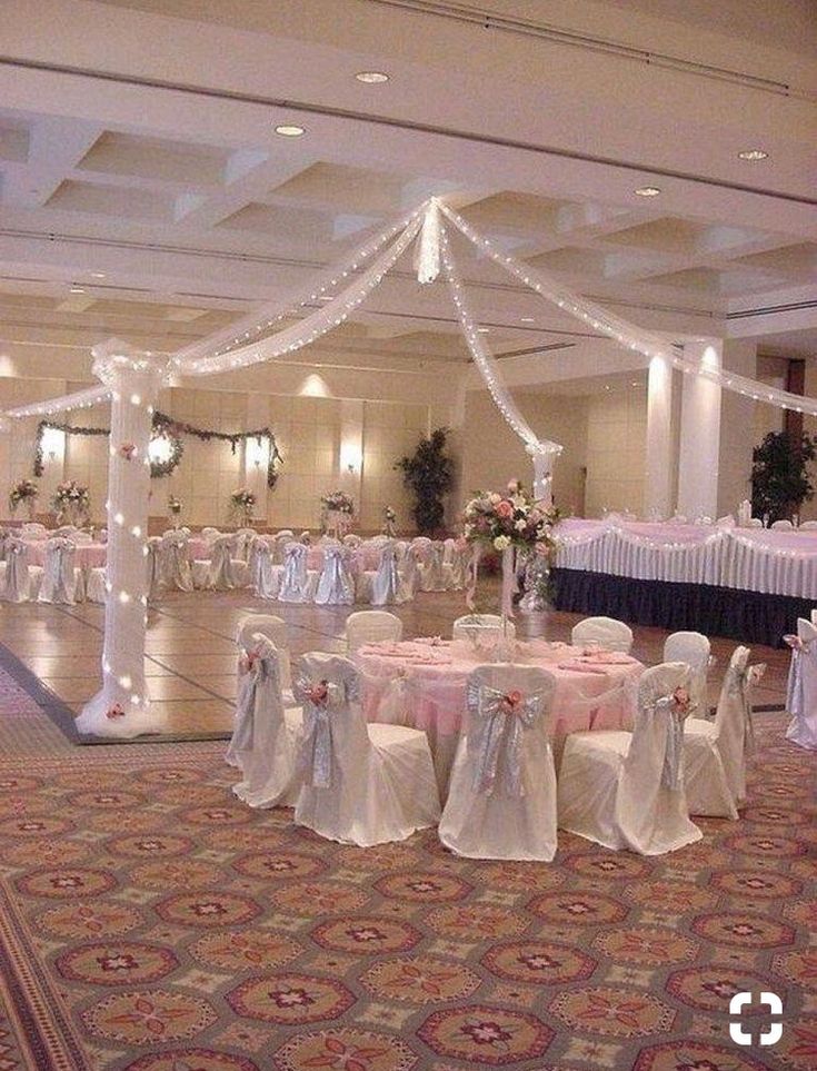 the banquet hall is decorated with pink and white linens