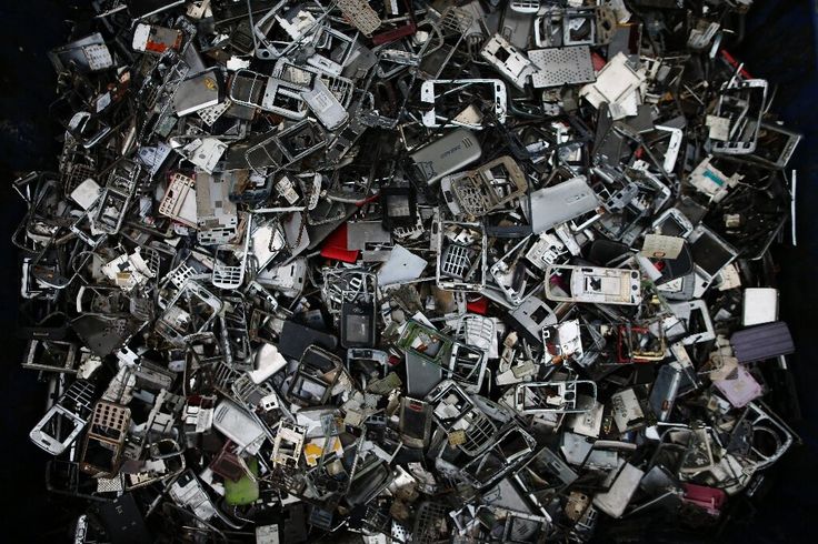 a pile of old cell phones sitting next to each other