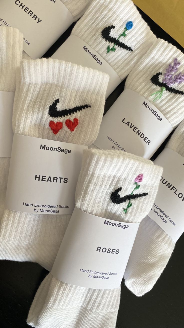 Aesthetic Nike Socks, Socks As Gifts Ideas, Gift Socks Ideas, Embroidered Socks Nike, Embroidery Socks Ideas, Hand Embroidered Socks, Embroidered Nike Socks, Nike Socks Embroidery, Embroider Socks