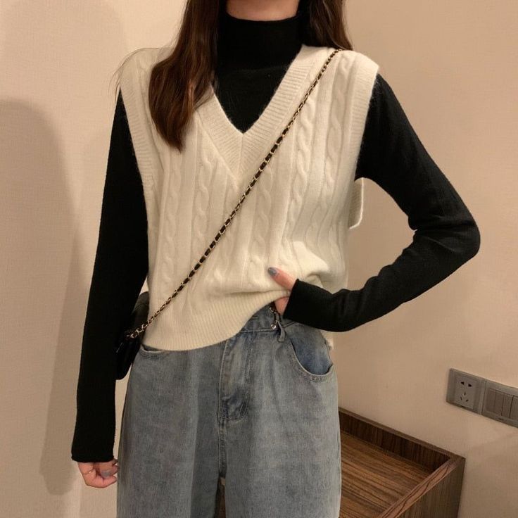 Over Sized Vest Outfits, Winter Daily Outfits Casual, Jeans Shirt Cardigan Outfit, Outfit Ideas Covered Up, Outfit Ideas With Turtleneck, Vest Winter Outfits For Women, Korean Cardigan Style, Winter Outfits Cardigans, Winter Outfits Turtleneck