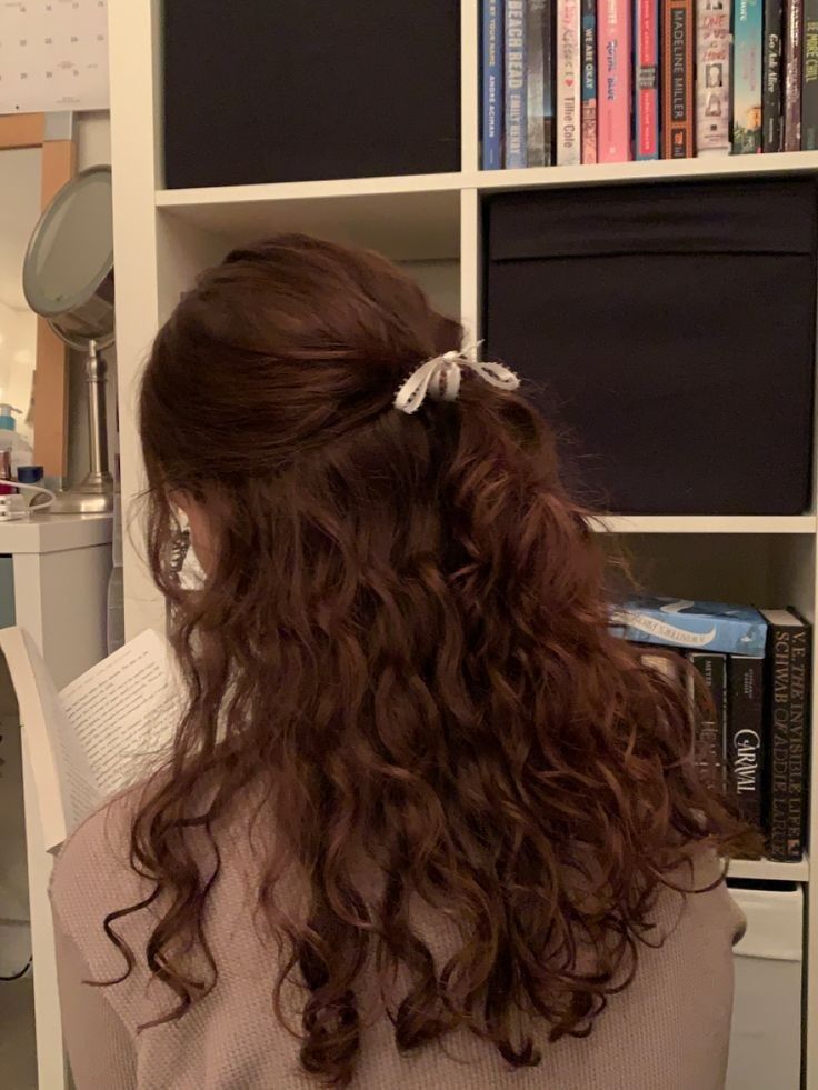 Wavy Aesthetic Hairstyles, Chocolate Hair Color Curly, Wavy Hair Inspo Hairstyles, Wavy Hair Hairstyles Ideas, Wavy Hair Naturally Hairstyles, Coquette Curly Hair, Chocolate Curly Hair, Long Curly Brunette Hair, 2c Hairstyles