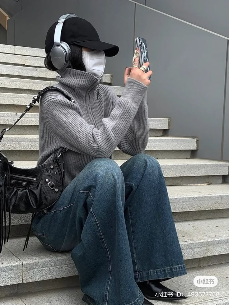 Bose Qc45 Outfit, Winter Acubi Fashion, Modest Acubi Fashion, Headphones Wearing, Headphones Outfit, Headphone Outfit, Korean Women Fashion, Acubi Fashion, Looks Street Style