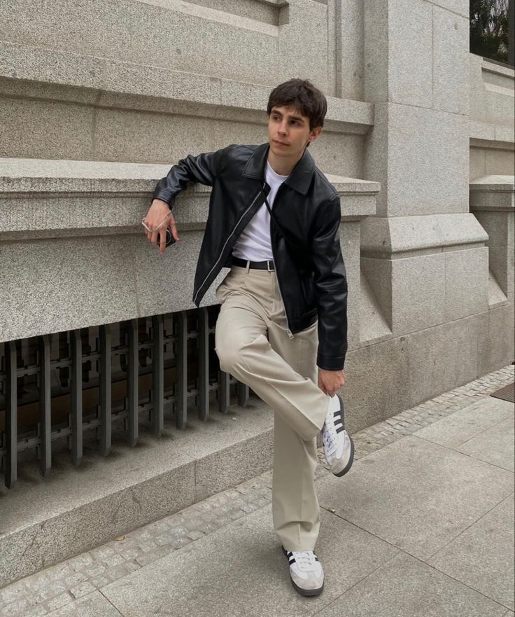 Movie Night Outfit Men, Mens Fashion New York, Street Classy Outfit Men, Straight Fit Pants Men, Portrait Photography Poses For Men, Men’s Night Out Outfit, Minimal Outfit Men, Aesthetic Poses Men, Smart Casual Men Outfit