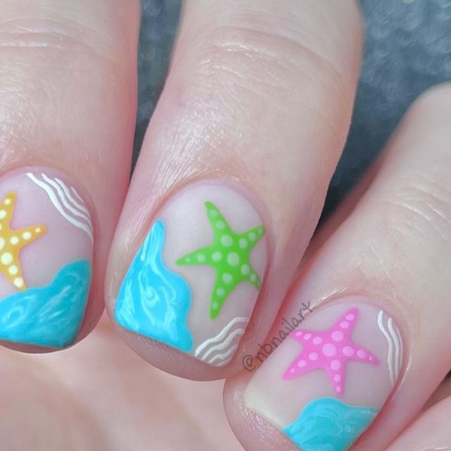 Bianka I Nailart & Swatches on Instagram: "Starfish for #glamnailschallengejuly ⭐️🌊 Here is my mani for today’s theme! ☺️ I created this beachy mani with colorful starfishes! 🏝️ I painted my nails with a pink ridgefiller base coat. Everything else is handpainted with nail polishes! Finished this look with matte top coat! (Inspo: @nails.by.nikk) Products I used for this look: ▫️ @sophincosmetics - Ridgefiller base coat 💙 @chinaglazeofficial - For Audrey 🩵 @colourlovercosmetics - On cloud 9 🤍 Fun Summer Nails For Kids, Summer Nails Painted, Seaside Nail Art, Beach Theme Nail Art, Kids Beach Nails, Beach Nails For Kids, Sea Life Nails, Kids Nails Ideas, Starfish Nails Beach Themes