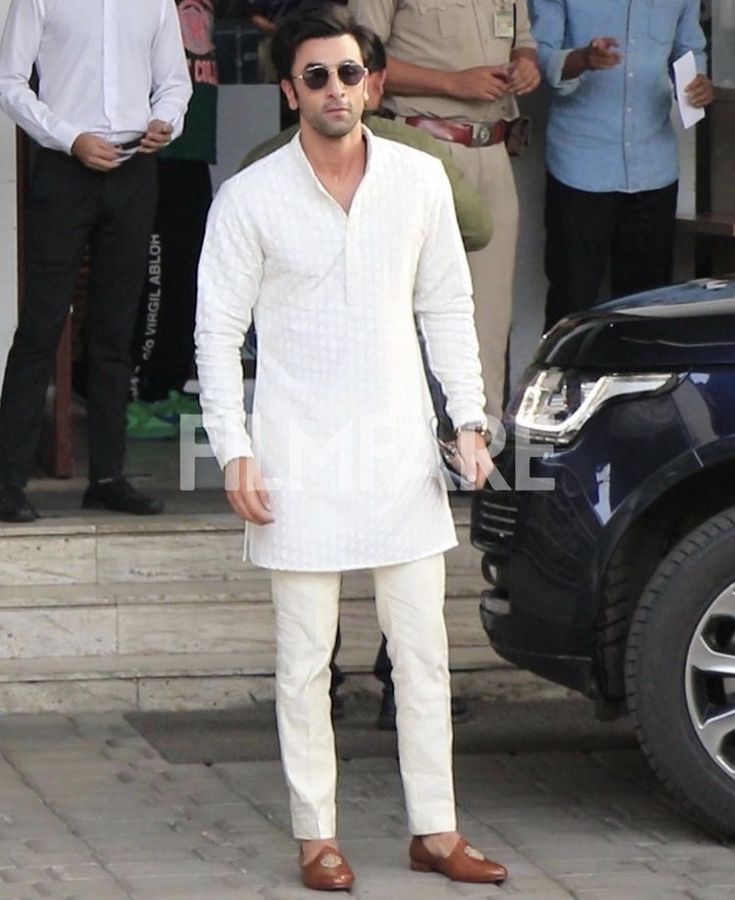 White Kurta Men, India Fashion Men, Short Kurta For Men, Mens Clothing Trends, Man Dress Design, Mens Traditional Wear, Indian Wedding Clothes For Men, Wedding Kurta For Men, Groom Dress Men