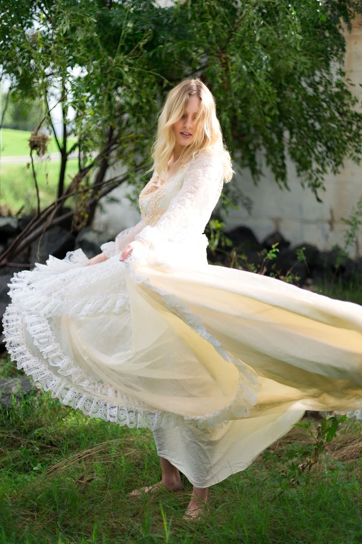 Vintage wedding dress spin! Vintage Dress Photography, Twirling Dress Reference, Dancing In A Dress, Twirling Pose Reference, Spinning In Dress, Spinning Dress Reference, Spinning Dress, Dress Twirl Reference, Dress Spinning Reference