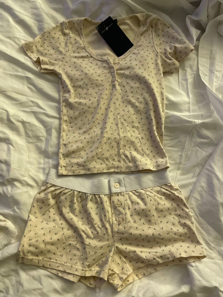 Pajama Set Cute, Brandy Melville Sleepwear, Coquette Pj Set, Pajamas Set Aesthetic, Cute Nightwear Outfits, Cute Pjs Set, 90s Pyjamas, Brandy Pj Set, Pjamamas Outfit