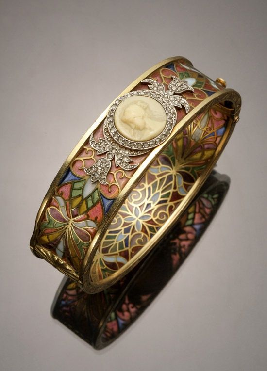 Art Nouveau 18-karat yellow-gold, platinum, diamond, plique--jour and cameo bangle bracelet by Masriera y Carreras Bijoux Art Deco, Bijoux Art Nouveau, Art Nouveau Jewelry, Deco Jewelry, Moda Vintage, Pretty Jewellery, Vintage Jewellery, Bling Bling, Cute Jewelry