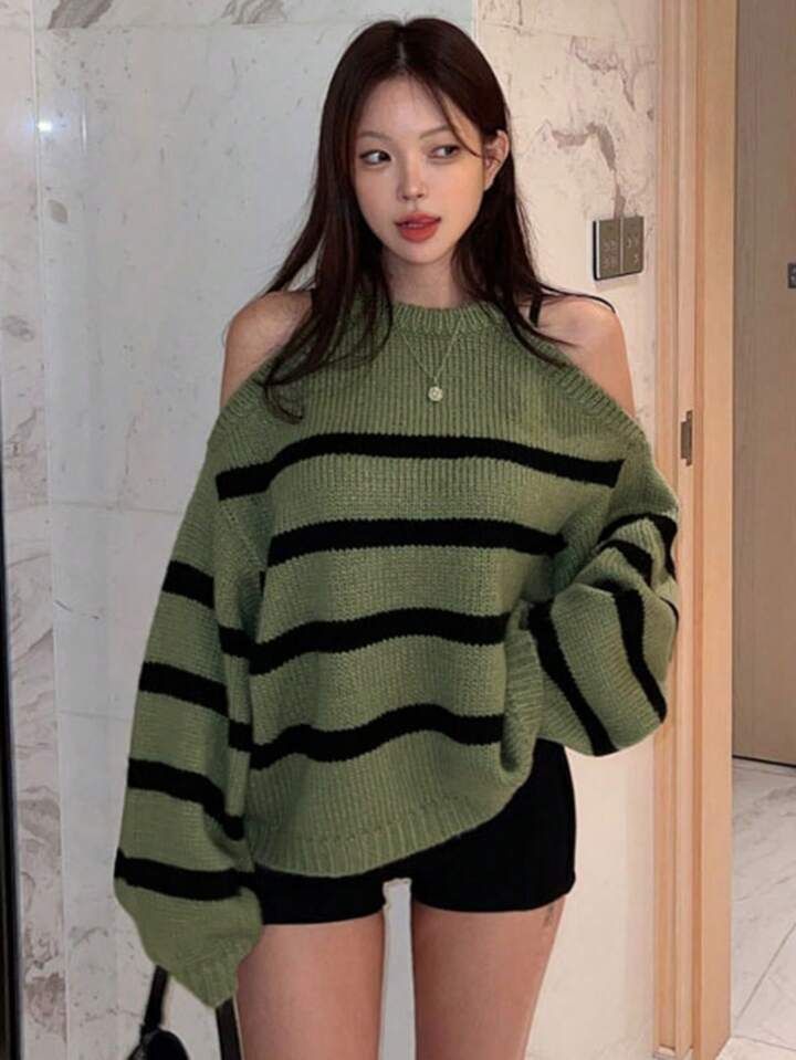 Olive Green Things Aesthetic, Knitted Sweaters Green, Contemporary Clothing Style, Cute Winter Tops For Women, Green Clothes Ideas, Crochet Square Neck Sweater, Fall Knit Sweater Pattern, Green Womens Outfits, Over Shoulder Sweater