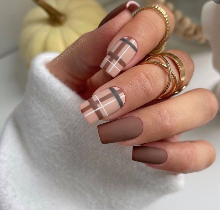 Tan Plaid Nail Designs, Plaid Dip Nails, Plaid Brown Nails, Fall Nail Plaid, Cool Black And White Nails, Plaid Nails Brown, Fall Nails Browns, Brown Plaid Nails, Novemember Nails