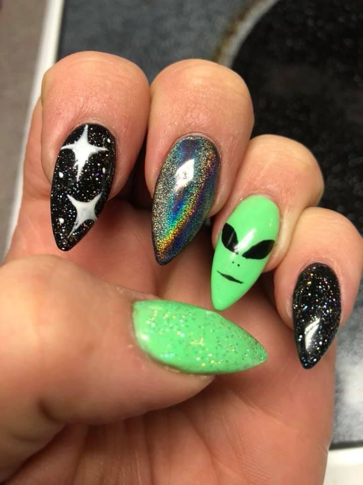 Space Gel Nail Designs, Alien Gel Nails, Alien Aesthetic Nails, Witchie Nails, Neon Alien Nails, Alien Nails Design Short, Blacklight Nails Design, Halloween Alien Nails, Alien Halloween Nails