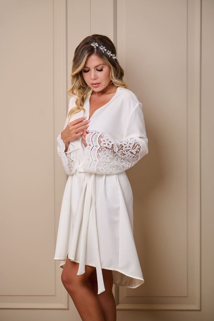 Our beautiful Circon Dressing Gown made in a soft and imposing Via Spiga with an elegant drape, accompanied by guipure on the sleeves, making it the ideal dressing gown for you. Bride Robes, Wedding Robes Bridesmaids, Wedding Day Robes, Bridal Robe Lace, Bridal Pajamas, Wedding Robes, Bride Lingerie, Luxury Brides, Personalized Robe