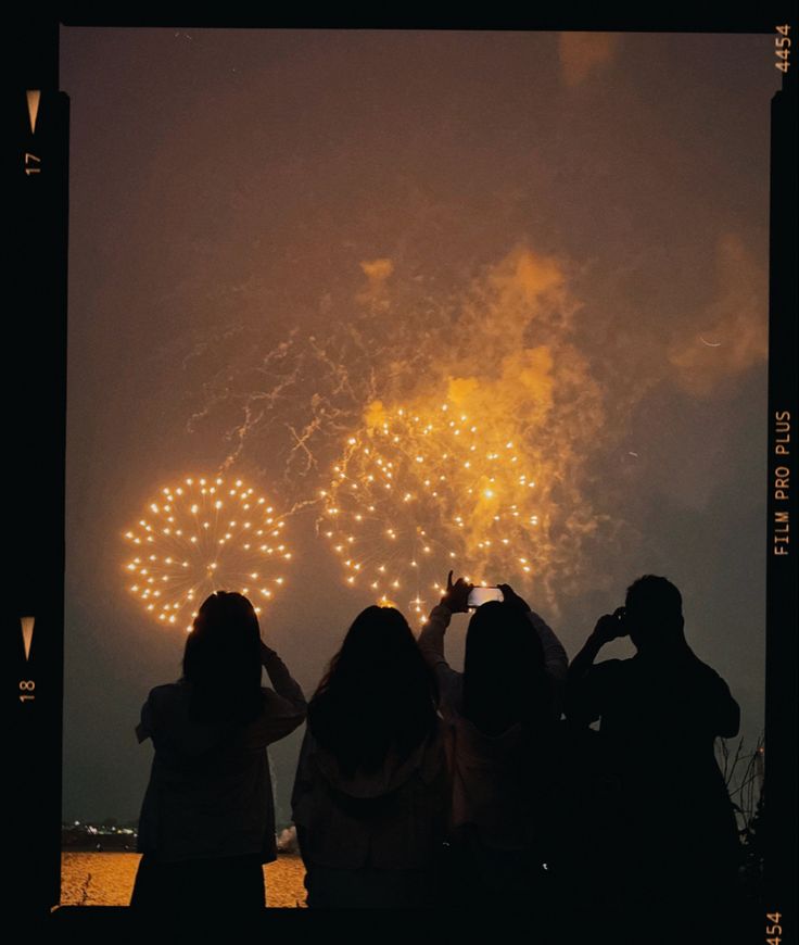 Film photo of a group of friends taking pictures of a gold and yellow firework show Watching Fireworks Aesthetic, 4th Of July Photo Shoot Ideas, Fireworks With Friends, Firework Photography, 4 Of July Aesthetic, July 4th Aesthetic, Fireworks Aesthetic, July Aesthetic, Fourth Of July Aesthetic