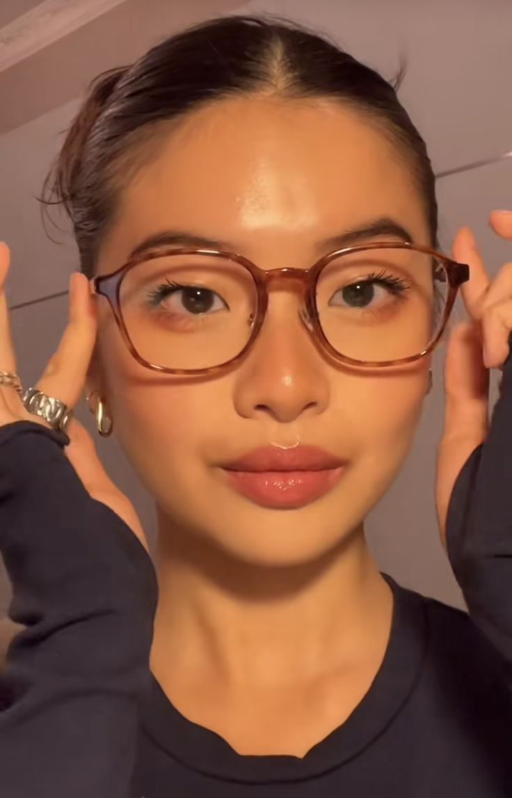 Cute Outfit With Glasses, Cool Girl Glasses Frames, Aesthetic Eye Glasses Frames, Glasses Frames For Round Faces Woman, Cute Glasses For Oval Face, Round Face Frames Glasses, Aesthetic Glasses Frames For Women, Aesthetic Glasses Frames For Round Face, Glasses Frame Aesthetic