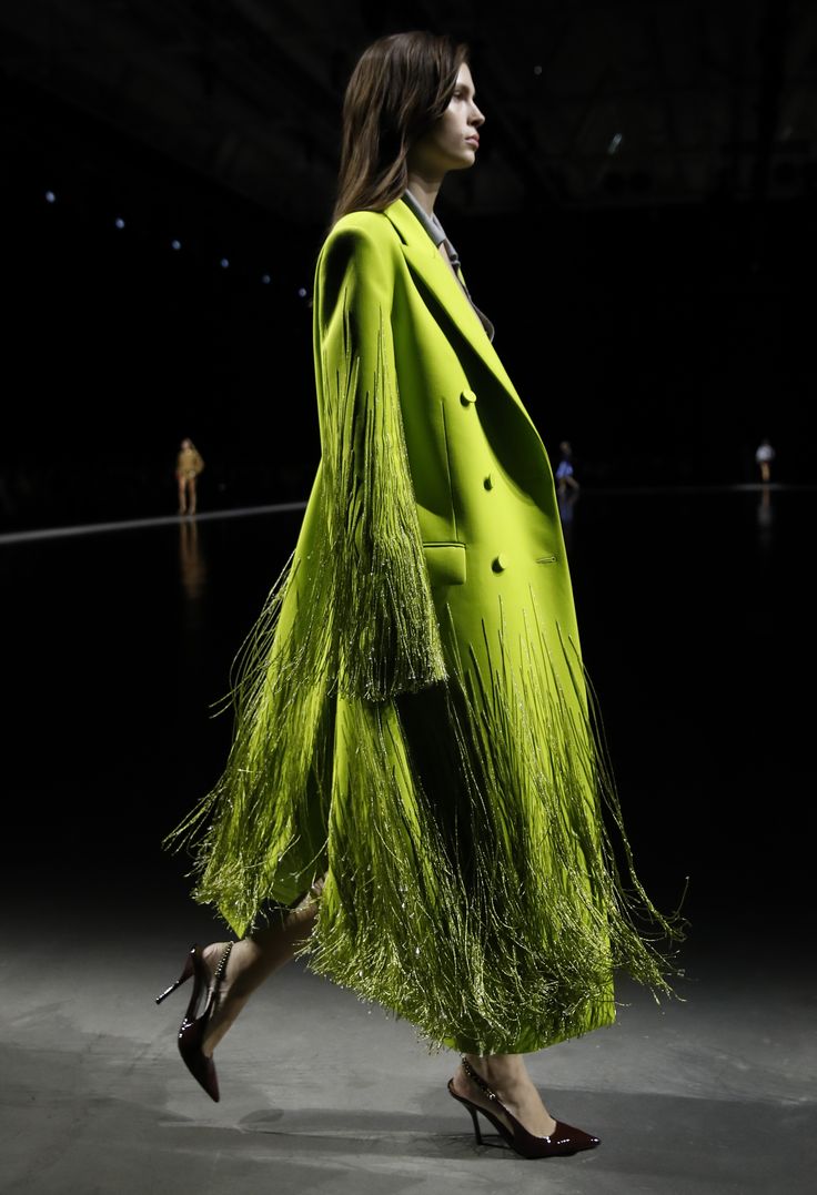 Milan Fashion Week Runway, Green Slip Dress, Gucci Runway, Sewing Details, Gucci Spring, Fringe Fashion, Tassels Fashion, Milano Fashion Week, Runway Trends