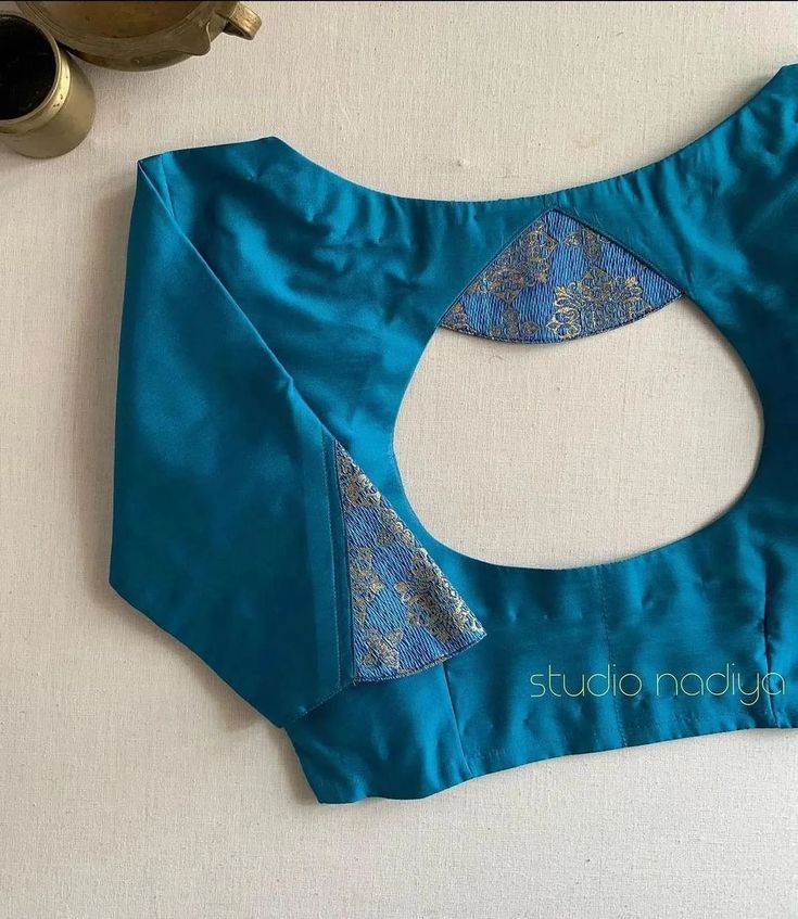 blue keyhole back neck latest blouse desig Plain Blouse Designs, Latest Blouse Neck Designs, Lace Blouse Design, Patch Work Blouse Designs, Blusas Top, Latest Blouse Designs Pattern, Kids Blouse Designs, New Saree Blouse Designs, Cutout Blouse